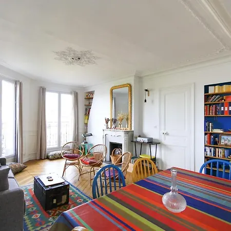 Apartment Bright On The Roofs Of Paris